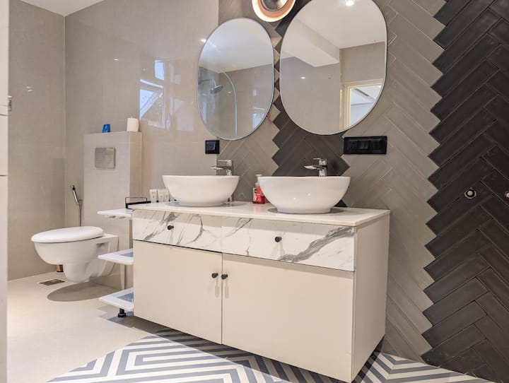 Full bathroom 2 image 2