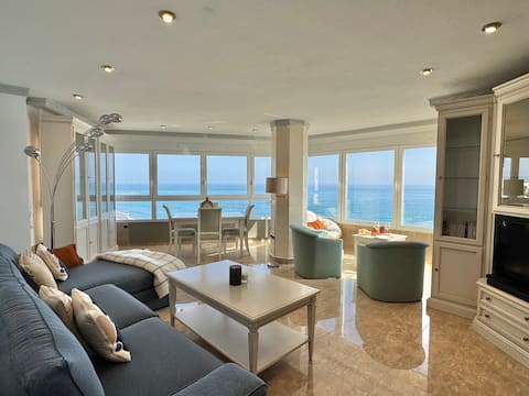 Top Airbnb: Front beach, 2 bedrooms, Pool, Fiber internet en Torrox