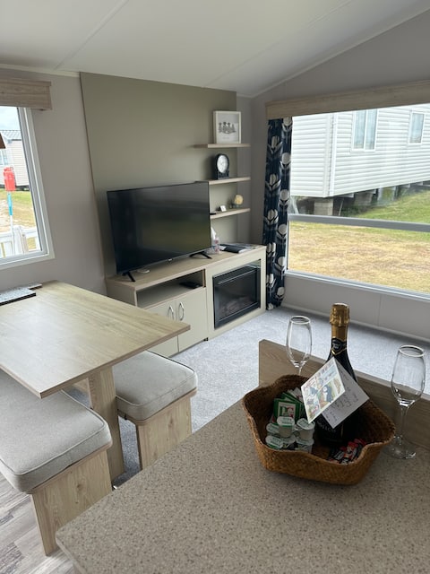Popular Airbnb listing: Heart of Harlyn Sands Caravan 95 in St. Merryn