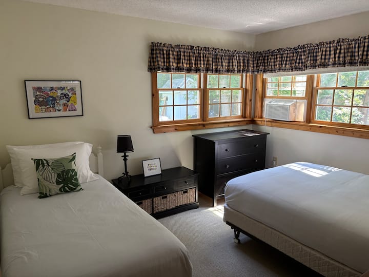 Cama individual en el primer piso compartiendo la habitación con 1 cama doble,
Persianas oscuras y aire acondicionado en las ventanas 