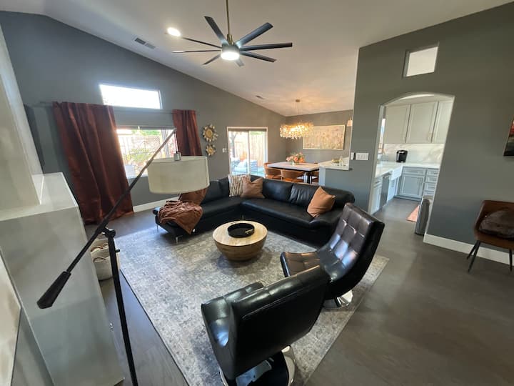 Beautiful Remodeled Sw 3bdrm - Bakersfield, CA