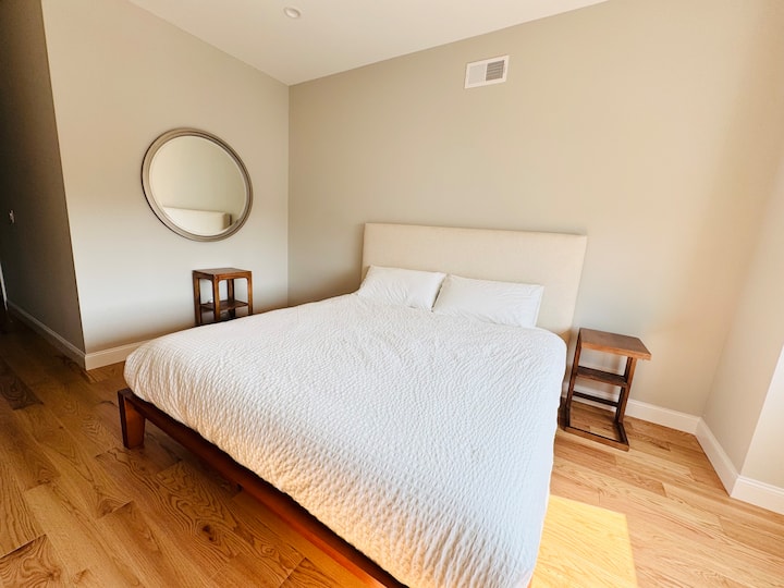 Glavna spavaća soba na 3. katu s bračnim krevetom i dječjim krevetićem. Privatna kupaonica. 65-inčni QLED LG TV.