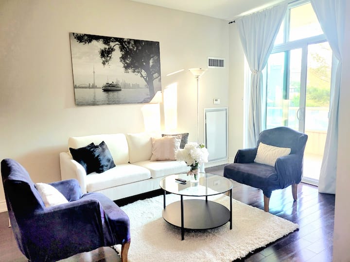 Executive Ravine Living, Pool Gym & Free Parking - Toronto