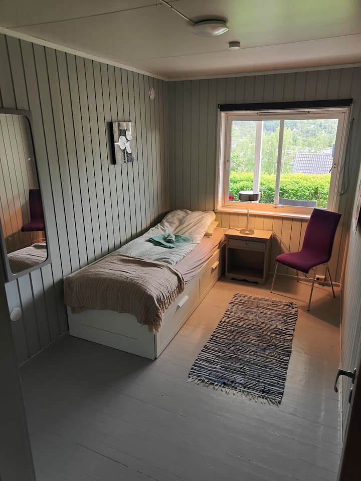Sengen kan omdannes til en dobbeltseng med en bredde på 160 cm.