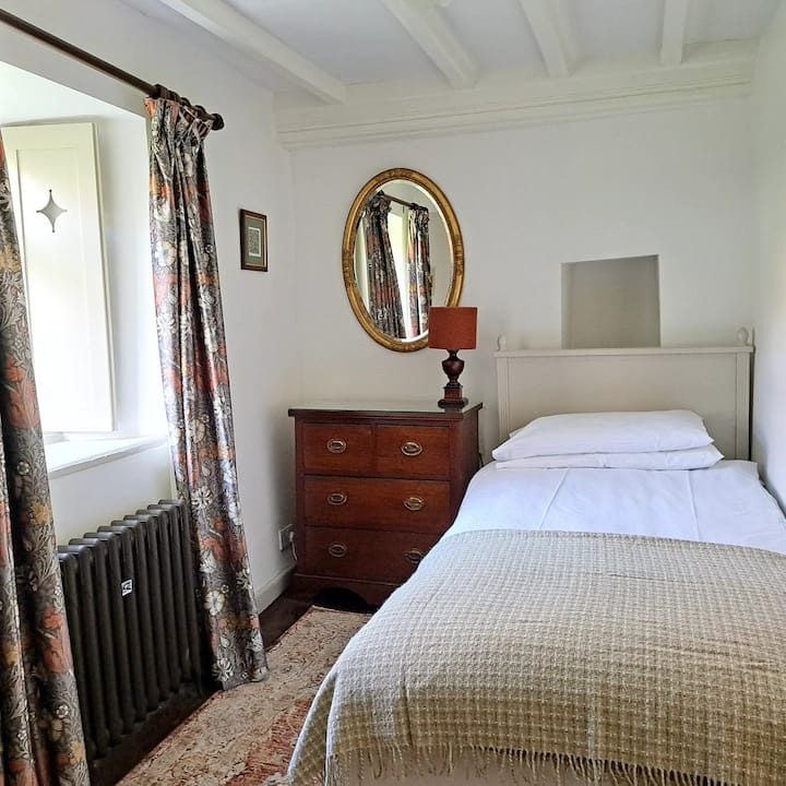 Dhomë gjumi me dyshek me susta xhepi, shtroja krevati cilësore të hotelit, sirtarë, grepa dhe varëse rrobash.