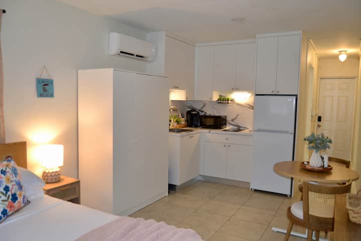 Downtown Studio | Parking | Sleeps 2 | Near Beach - Fort Myers, FL