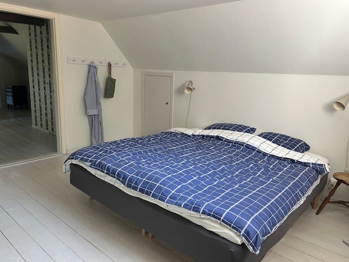 Dormitorio con cama matrimonial en la planta superior 