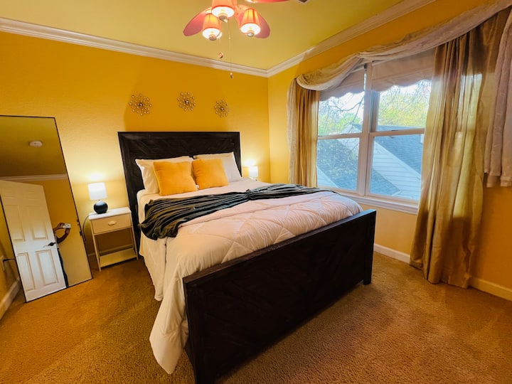 Oplev elegancen i dette smukke gule rum , to natborde ,  queensize-dobbeltseng , 42 tommer smart-tv, ventilator, skab, stort spejl, lamper.