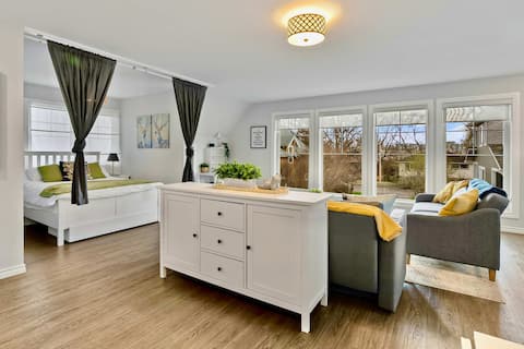 Olde Towne Loft + Walk to Shops + Wi-Fi + Studio