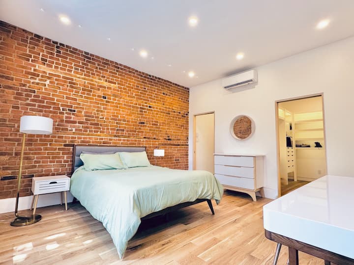 La chambre principale dispose du soleil du matin, d'un énorme arbre devant la fenêtre, d'un immense dressing (avec des étagères éclairées), d'une salle de bain, d'une douche en brique refaite.