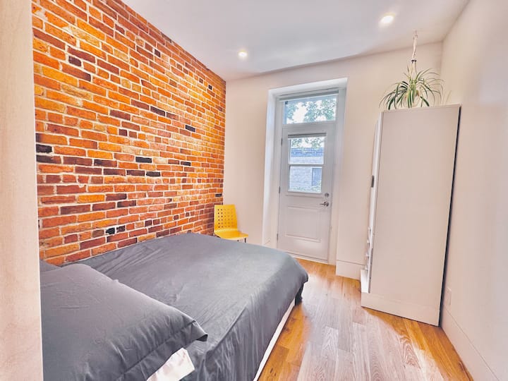 La deuxième chambre s'ouvre sur l'un des patios du deuxième étage.