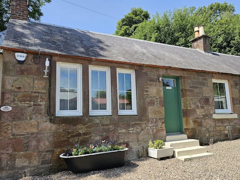 Wee Lyon Cottage sleeps 4, dog friendly (no lions)
