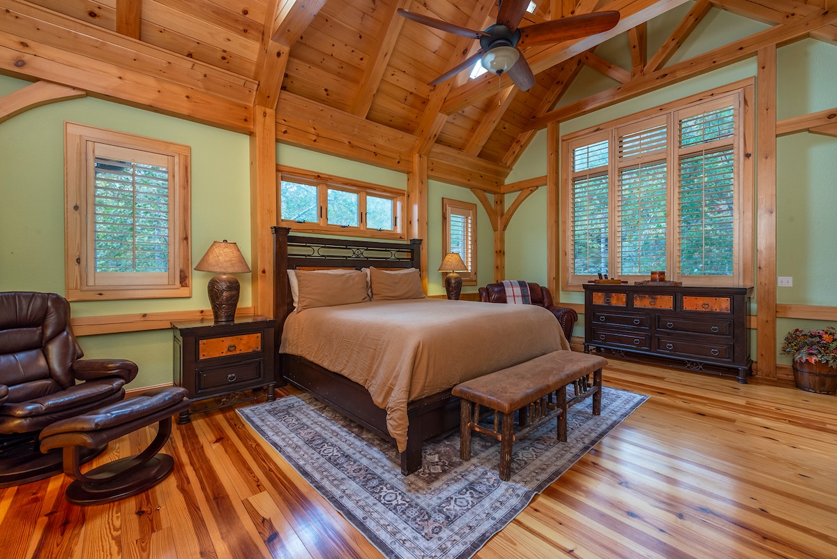 Პირველი სართულის მთავარი საძინებელი დიდი ზომის საწოლით და სააბაზანოთი, რომელშიც არის აბაზანა, შესასვლელი საშხაპე, ორმაგი ნიჟარები და შესასვლელი კარადა