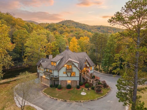 Luxe Riverfront Escape | Mtn Views | Pickleball Ct