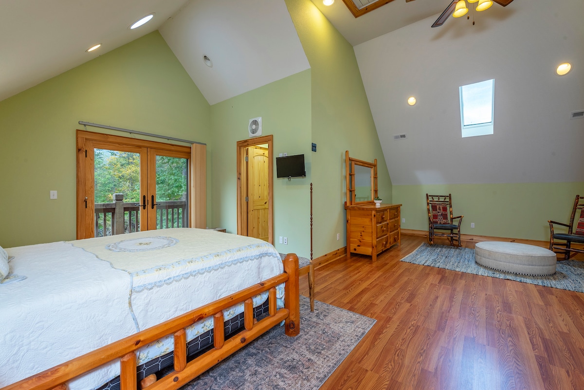 საძინებელი მესამე სართულზე, 183×224 სმ ზომის საწოლით, საკუთარი სააბაზანოთი, საშხაპე კაბინით, ცალკე დასასვენებელი ზონითა და აივნით