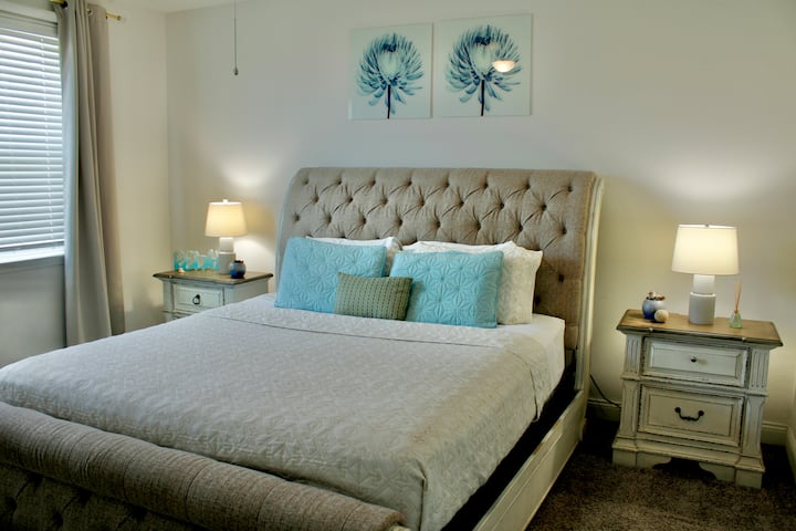 ห้องนอนใหญ่ – เตียงคิงไซส์พร้อมการตกแต่งสไตล์ชายฝั่ง