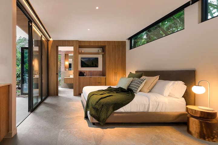 Luxury Doonan Cabin | Tub, Wi-Fi & Fire Pit Access