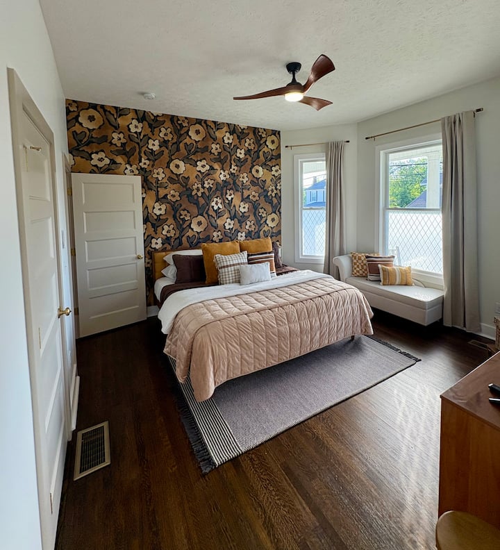 Questa camera da letto matrimoniale si affaccia su Mulberry Street, quindi è possibile sentire un po' di rumore del traffico. 