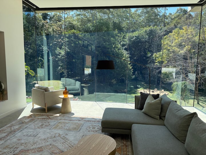Luxury Glass Wall Home & Resort Pool Near Noosa - Eumundi