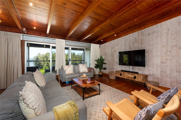 Vince’s Landing | Waterfront Cottage| Pay 2 Stay 3 - South Coast