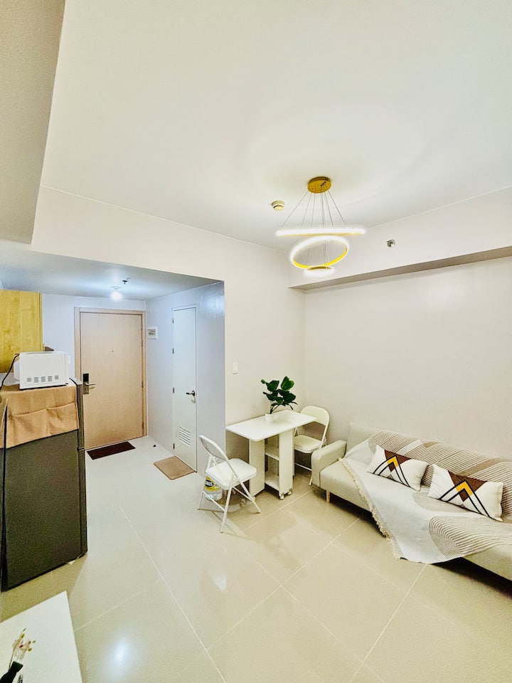 Cozy 1br Condo At Grass Residences Near Sm North - Quezon City