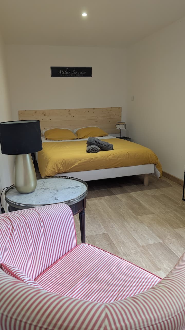 מיטה 160x200 שמיכות וסדינים מסופקים. 