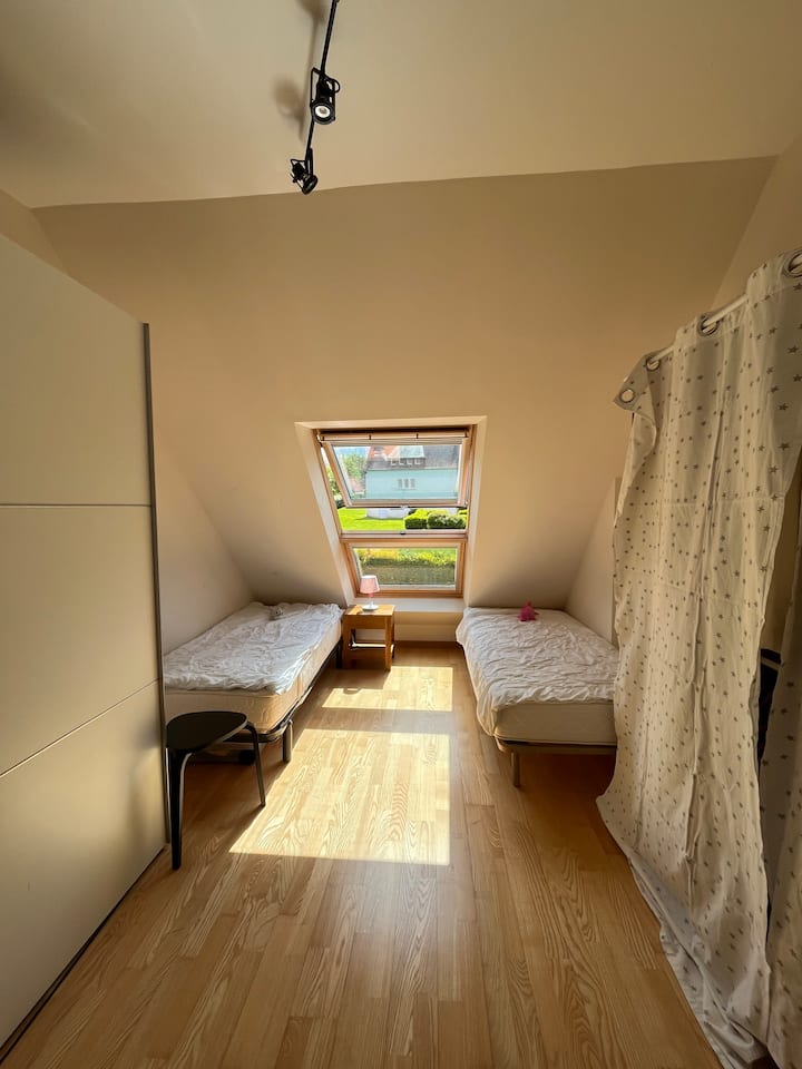 Fungua chumba cha kulala cha mezzanine
Ghorofa ya juu, inayofikika kwa ngazi, chumba hiki cha kulala cha mezzanine kina sehemu nzuri na angavu. Fungua sehemu iliyobaki ya malazi (hakuna mlango). 