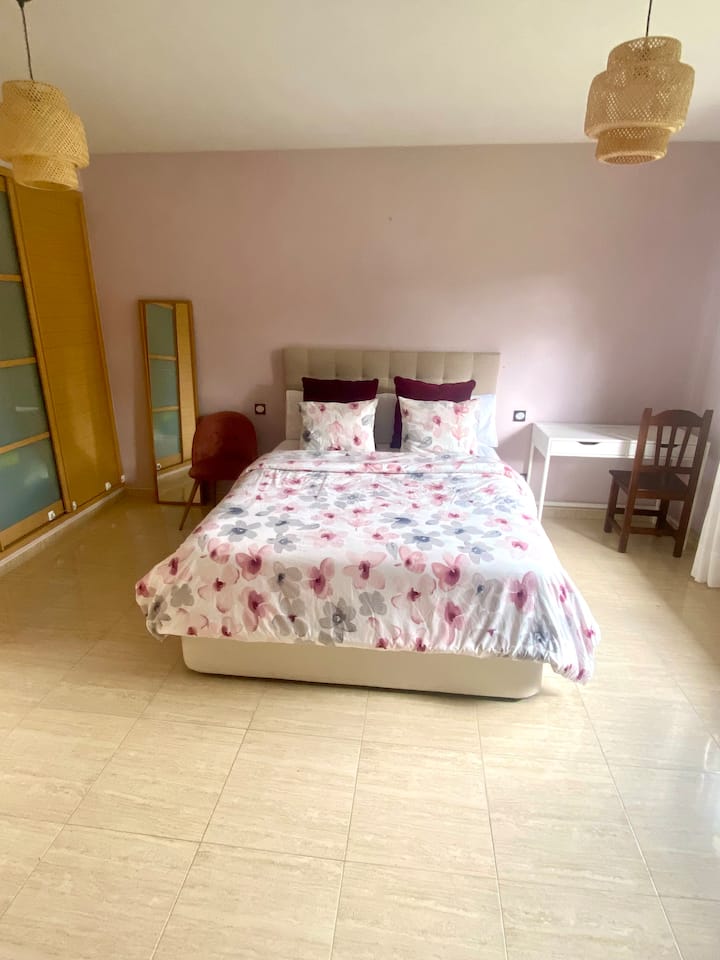 Gran habitación con cama de 160cm