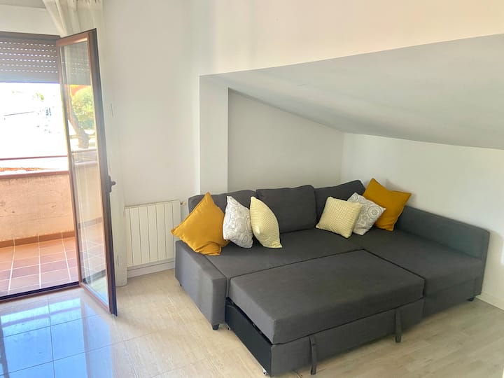 Sofá cama 2 140cm, TV  y terraza 