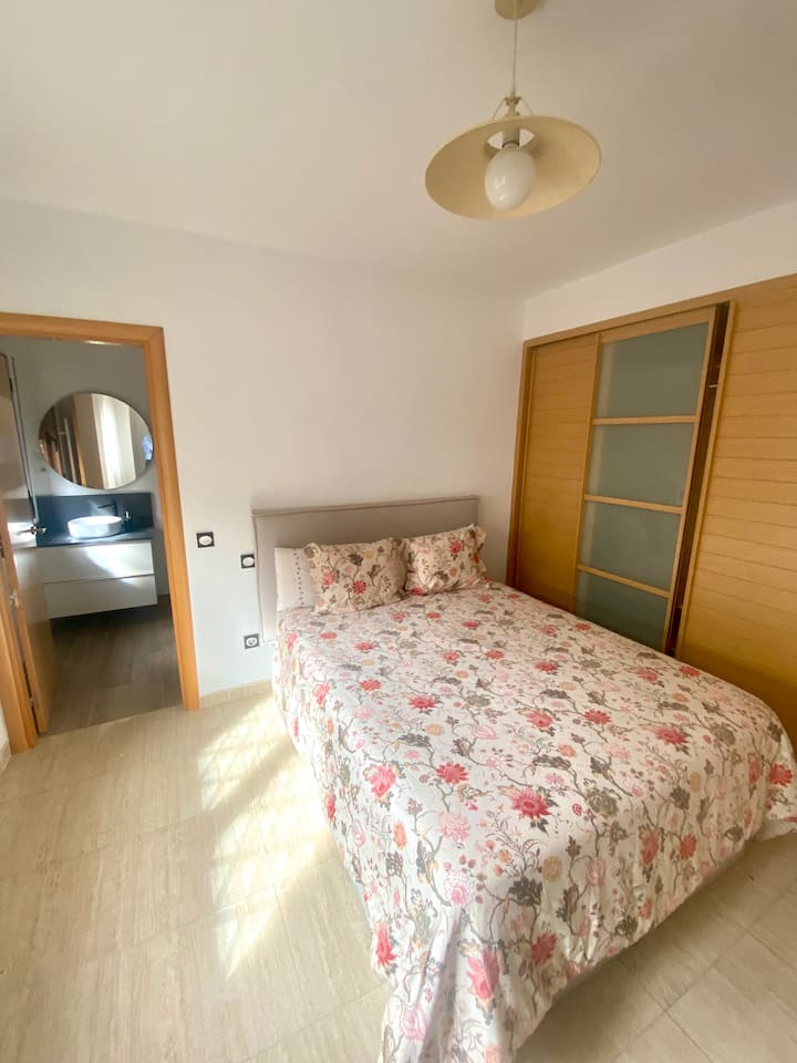 Cama de 150cm y baño dentro de la habitación 