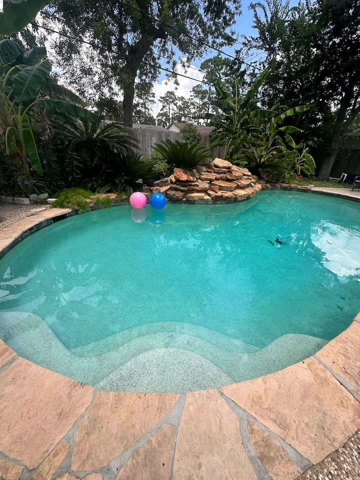 The Retreat In Thememorial City With Pool - Houston, TX