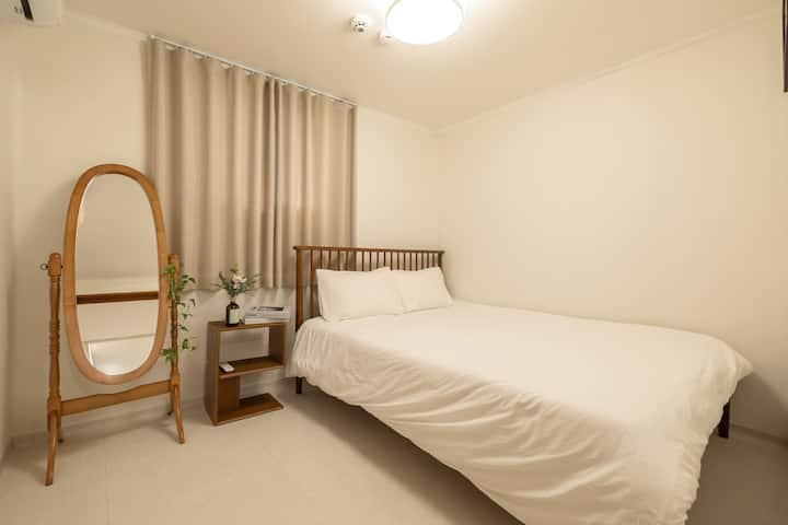 Cama queen size espaciosa y cómoda