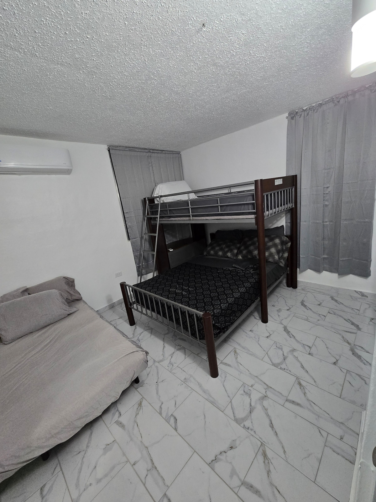 el futón fue eliminado 
hay 3 camas twin y 1 full