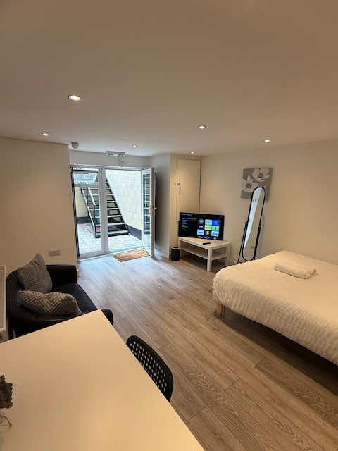 Top Airbnb: The Snug Nest Apartment in Berridge