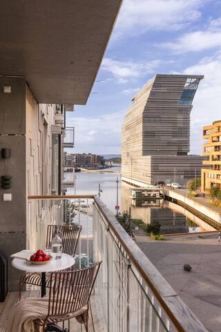 Stor designleilighet med sjøutsikt gallery image 3