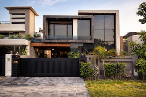 Modern Luxury, Entire House 4-Bedrooms in DHA