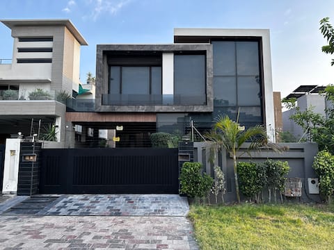 Modern Luxury, Entire House 4-Bedrooms in DHA
