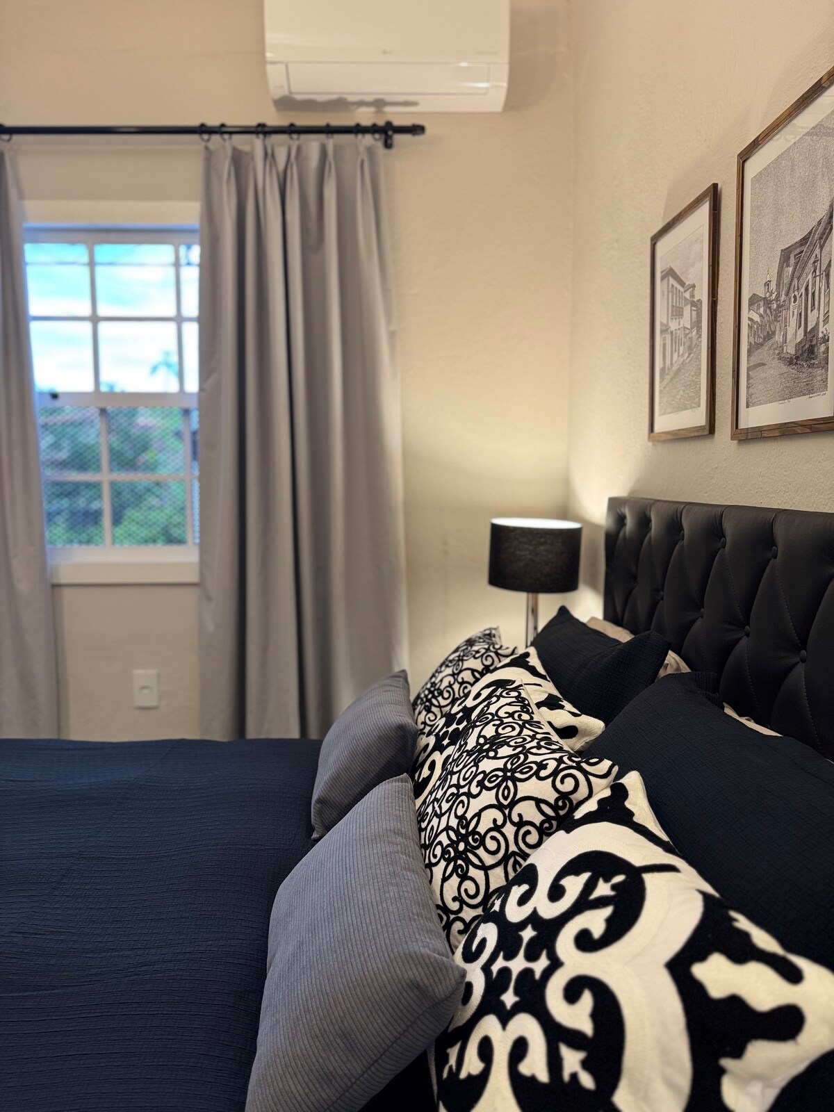 ความสะดวกสบายอย่างแท้จริงสำหรับการพักผ่อนอย่างเต็มที่ในยามค่ำคืน ห้องสีดำมีเตียงควีนไซส์พร้อมที่นอนบุนวม ผ้าปูที่นอนอียิปต์สุดหรู หมอนขนนก เครื่องปรับอากาศ และผ้าม่านบล็อกแสง ให้ประสบการณ์ที่เงียบสงบและอบอุ่น