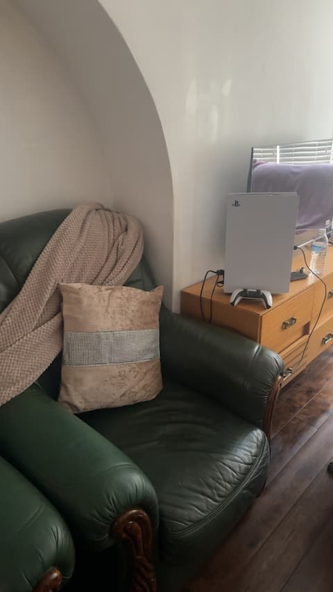 Top Airbnb: Three bedroom house in West Midland (Birmingham) in Perry Barr