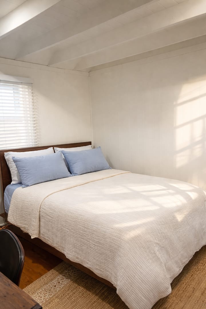 ხელმისაწვდომია სრულგანზომილებიანი საწოლი დამატებითი ბალიშებითა და ზეწრებით 