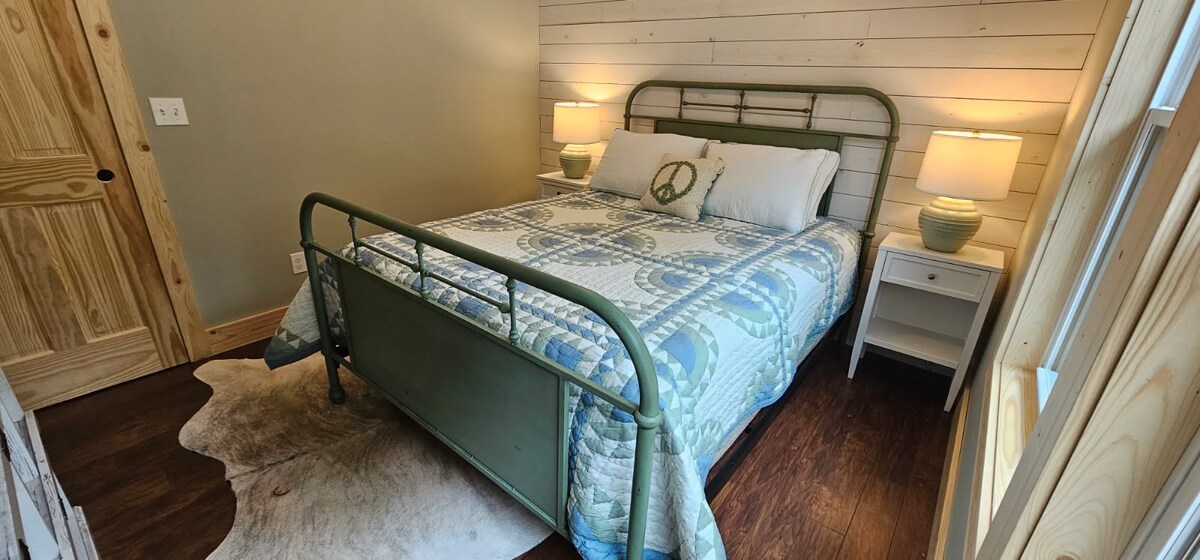 Táto izba s farmárskou, vidieckou výzdobou má manželskú posteľ a dostatok úložného priestoru na oblečenie a osobné veci.