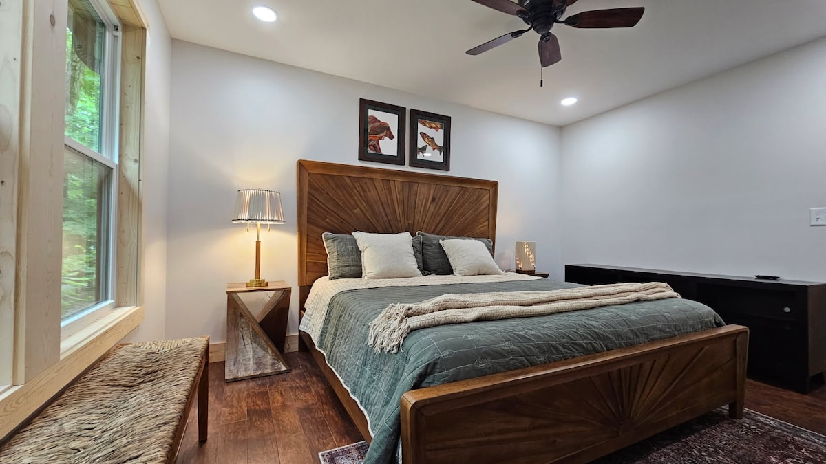 Táto izba je vybavená drevenou posteľou s manželskou posteľou a luxusným matracom Beautyrest Black, dvoma nočnými stolíkmi, úložným priestorom na batožinu a oblečenie, háčikmi na zavesenie vecí, zrkadlom, nástennou televíziou a stropným ventilátorom, ktorý vás udrží v chlade a pohodlí.