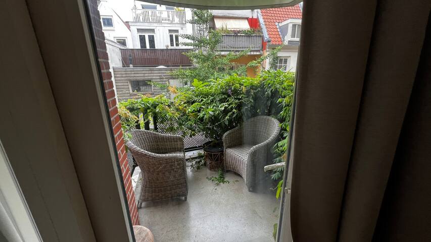 2 BR Apt Central in the Jordaan with Balcony gallery image 2