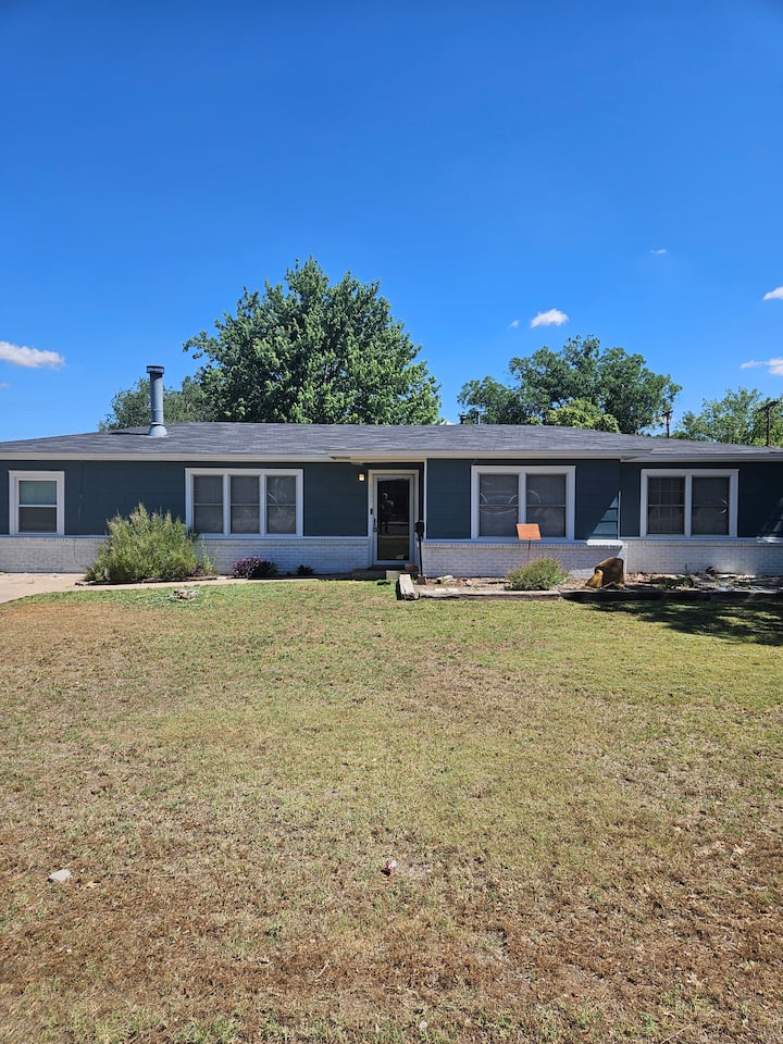 Central Lbk Spot | Master Ensuite | 4/2 - Lubbock, TX