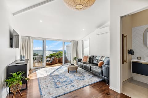 Top Airbnb: Waiata Manu - Birdsong Stunning Apartment & Views in Auckland