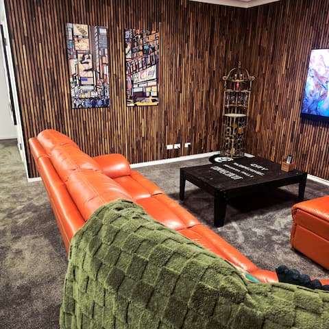 Popular Airbnb listing: Valley Heart, Lrg 3 Bedroom sleeps 6, Parking in Fortitude Valley