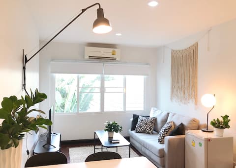 S3 B - Cozy 1 BR  2 Beds, Heart of Bangkok, BTS!