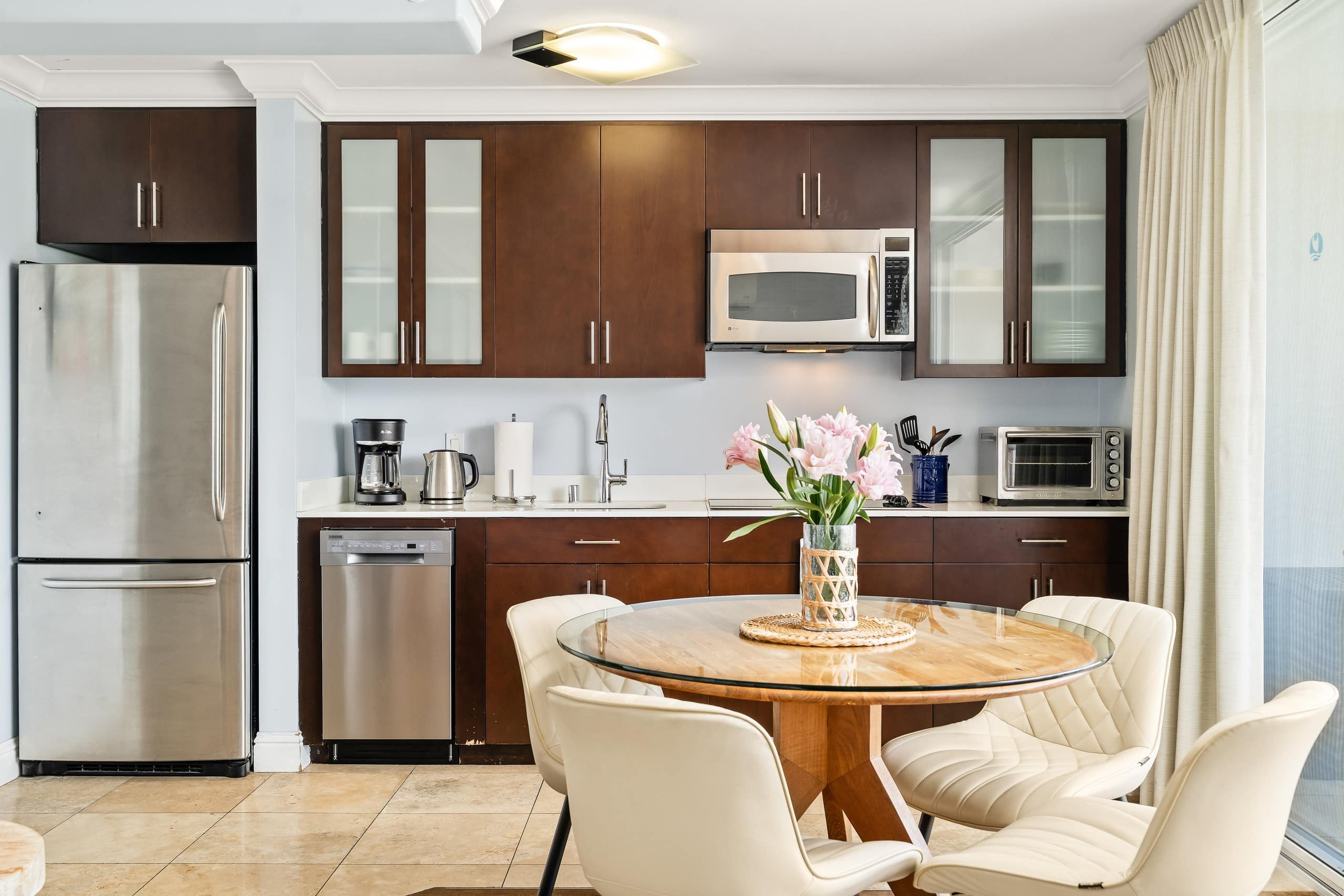 Condo in Honolulu · ★4.65 · 2 bedrooms · 4 beds · 1 private bath - Image 8