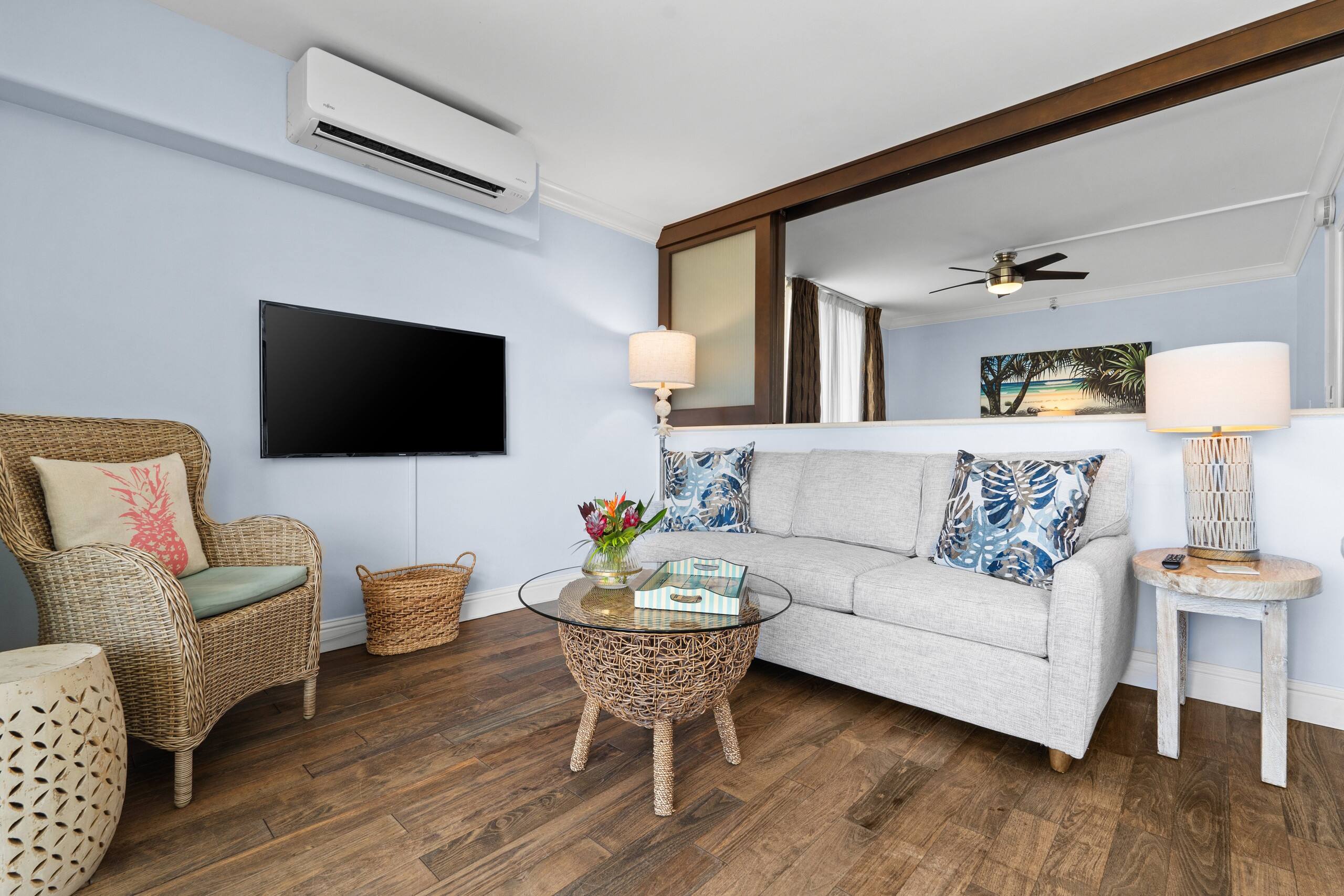 Condo in Honolulu · ★4.65 · 2 bedrooms · 4 beds · 1 private bath - Image 2