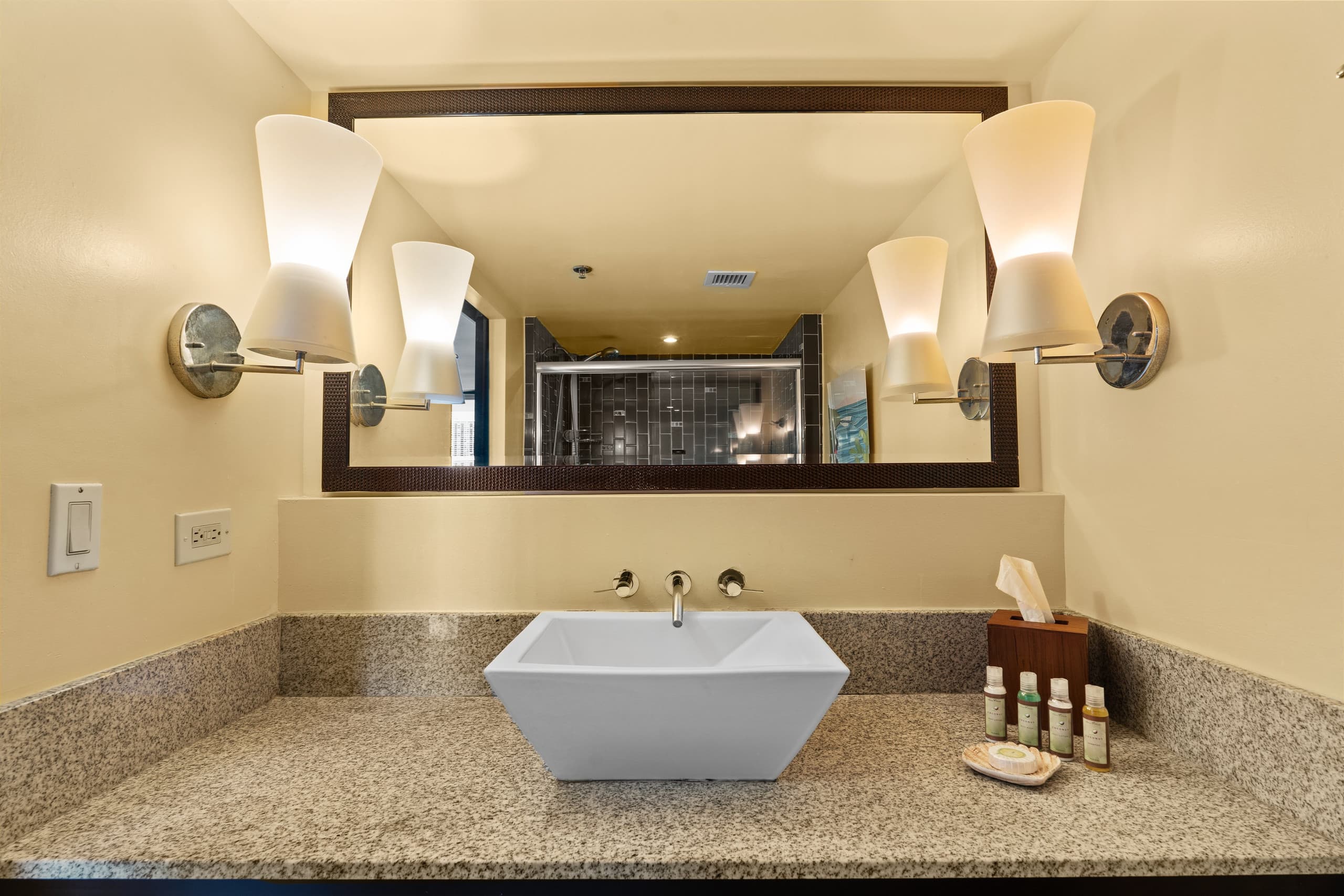 Condo in Honolulu · ★4.65 · 2 bedrooms · 4 beds · 1 private bath - Image 17